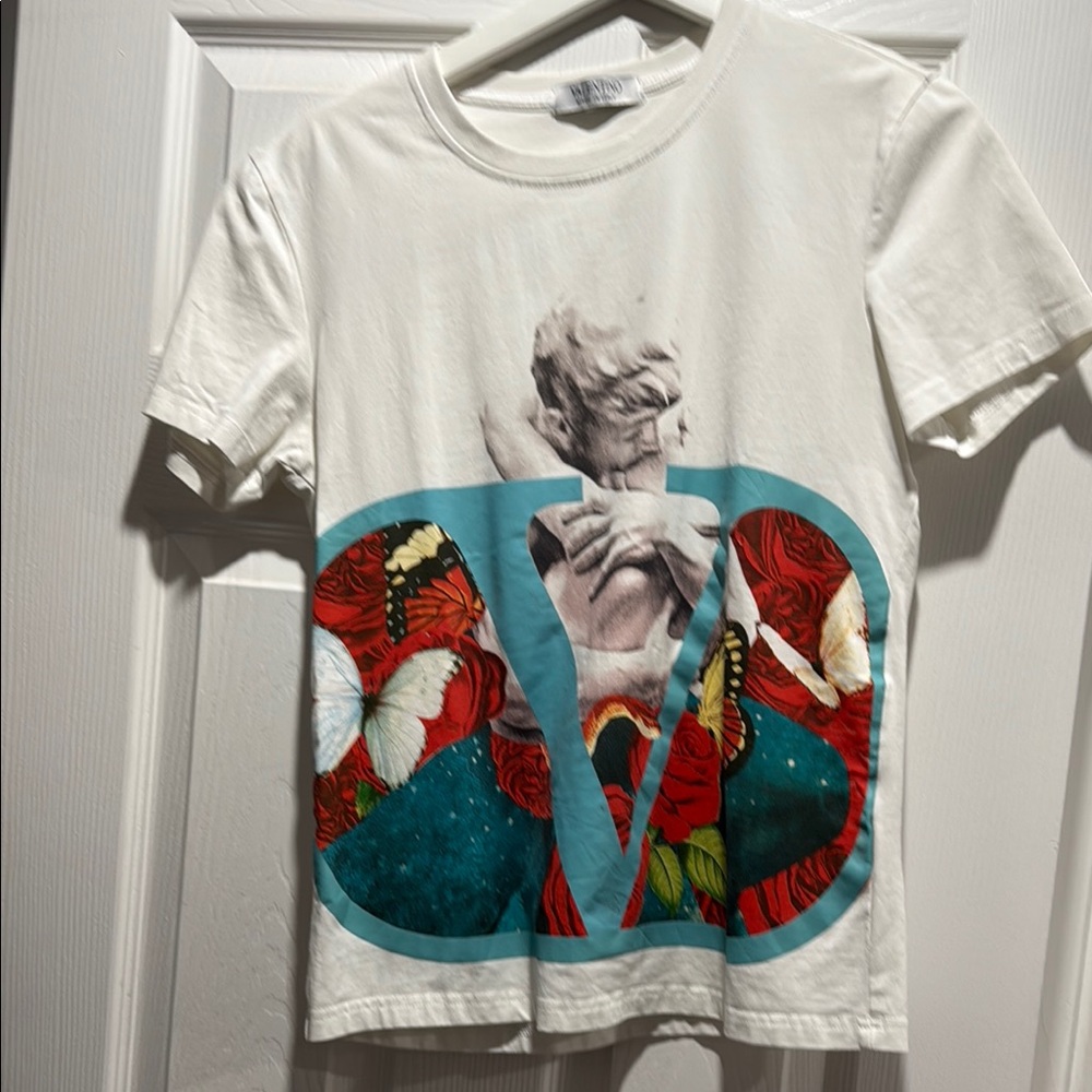 Women’s Tee with Statue and Floral Design